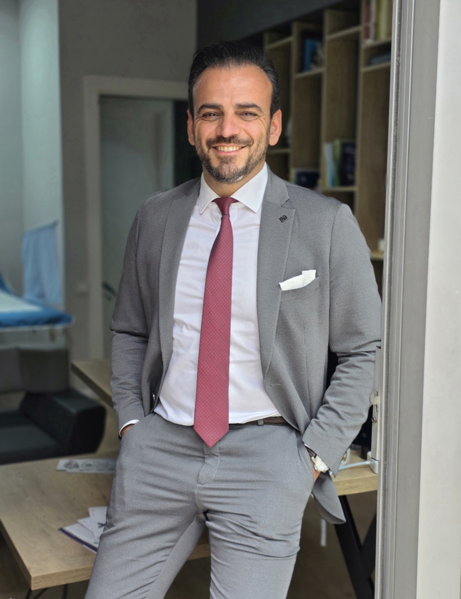 Çocuk ürolojisi hekimi Doç. Dr. Yaşar Issı, klinikte